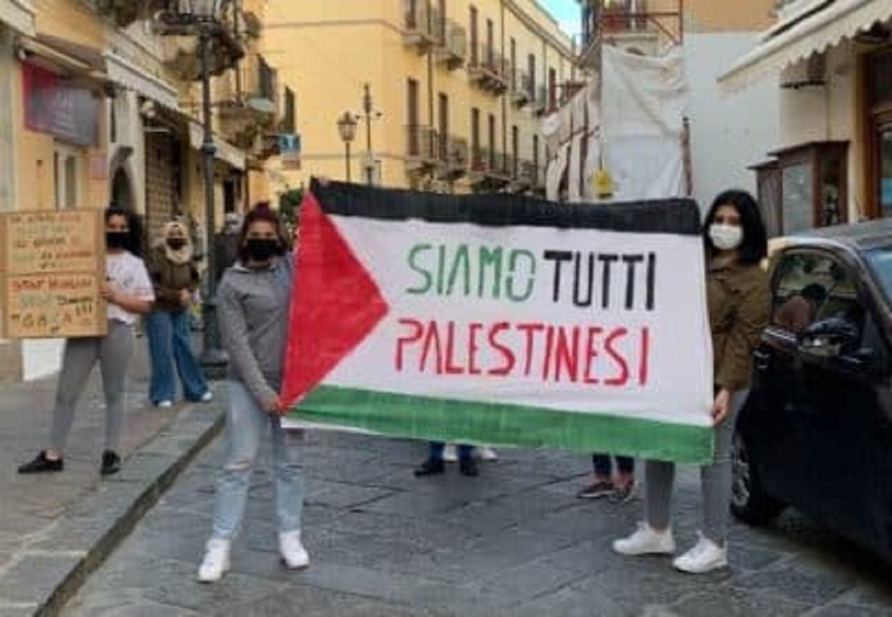 Saluto fascista durante manifestazione per la Palestina: denunciata una donna di Sciacca