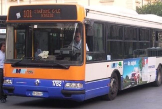 Palermo, pietre contro autobus Amat: danneggiato il vetro posteriore