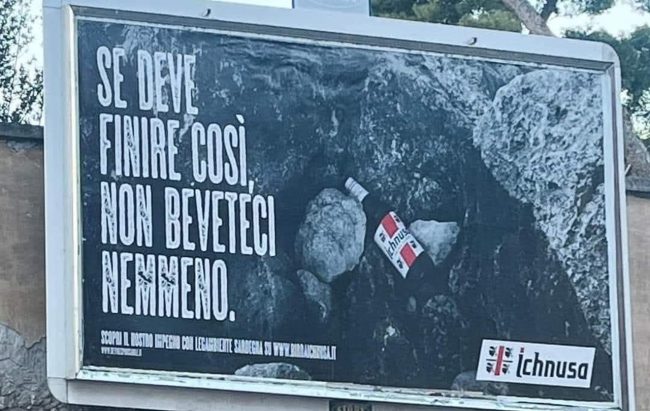 Quella bottiglia abbandonata tra gli scogli di Catania e il messaggio che tutti dovremmo leggere