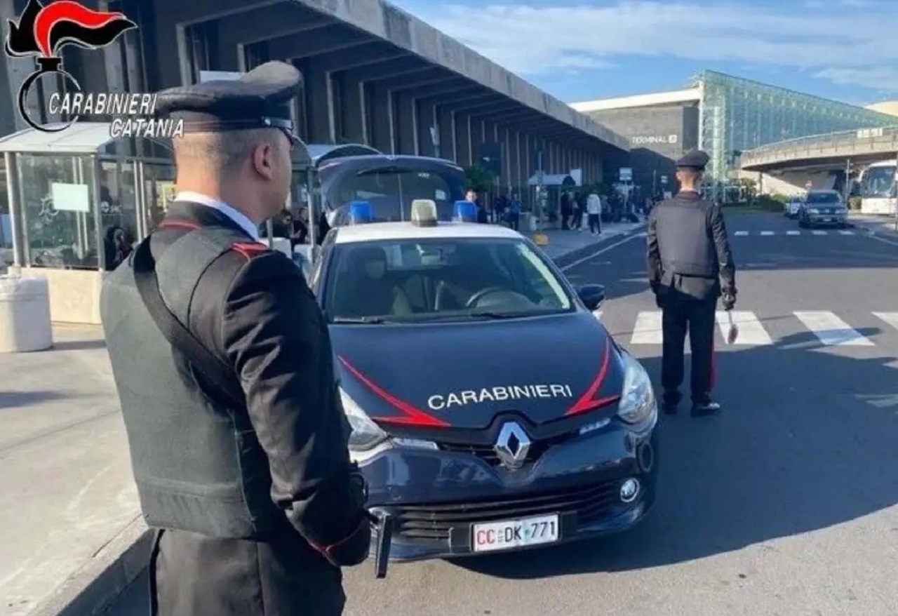 Pretende di imbarcarsi da ubriaco, poi aggredisce un medico: arrestato all’aeroporto di Catania