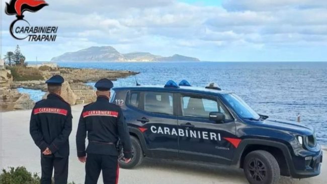 Favignana, lite con la fidanzata degenera: 18enne accoltella la madre e il patrigno