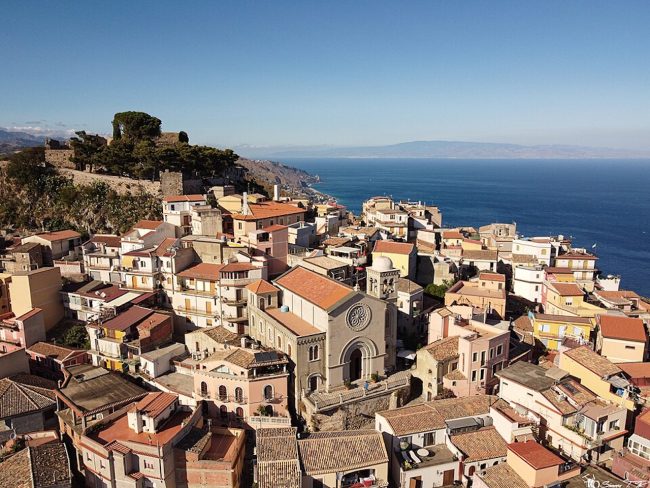 Trovato il corpo senza vita di un uomo a Castelmola: segni di caduta e tracce di sangue sulla parete rocciosa