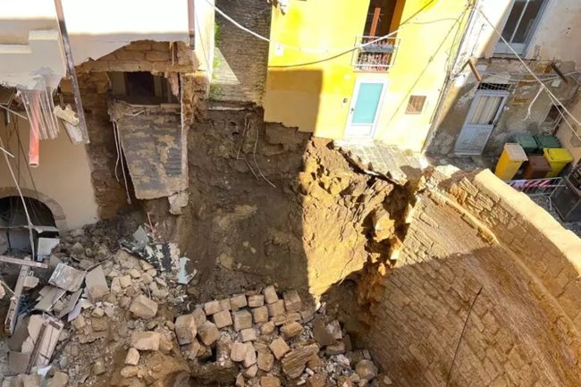 Crollo nel cortile dell’ex ospedale di via Atenea: sopralluogo del sindaco e area sotto sequestro