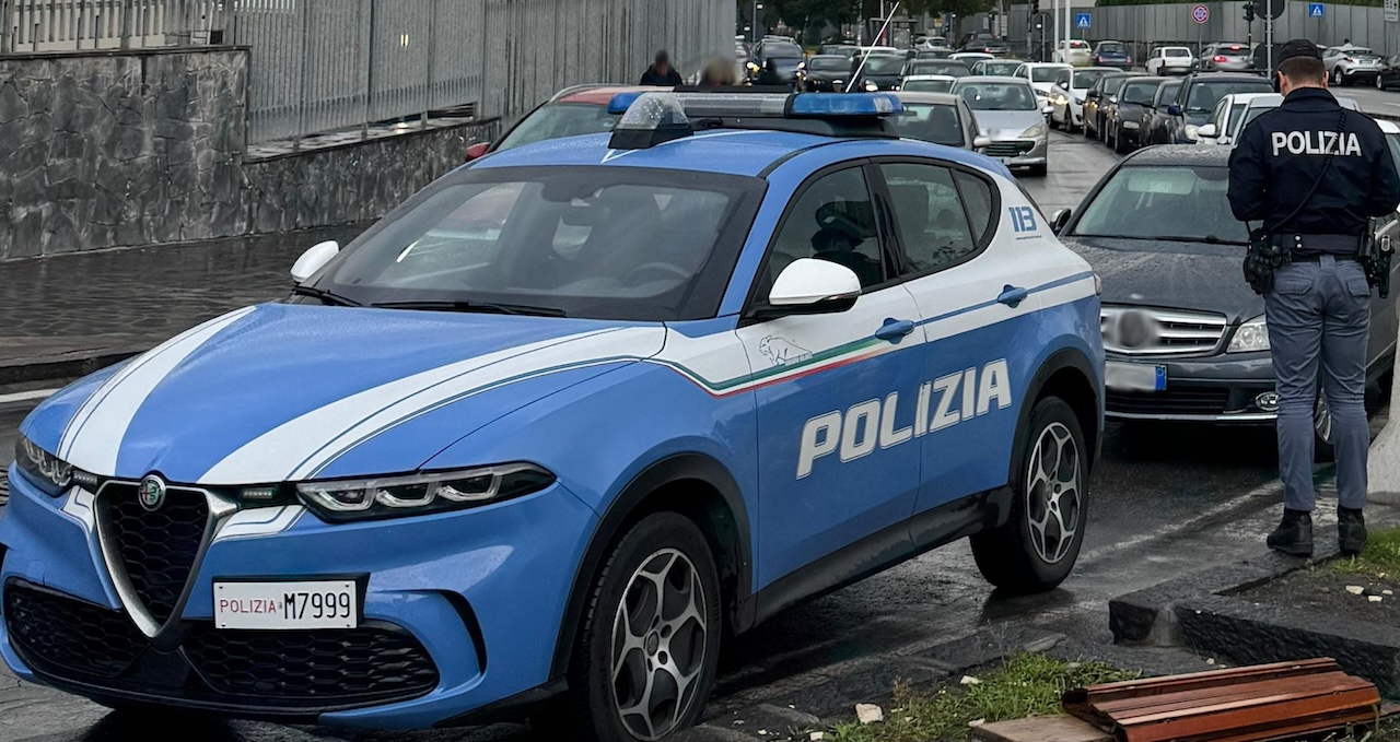 Tentano la “truffa dello specchietto” in via Santa Sofia: due catanesi fermati dalla Polizia di Stato