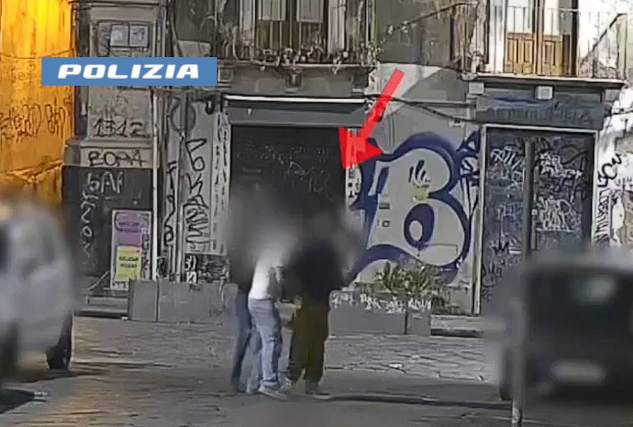 Catania, ragazzi rapinati e minacciati in strada: un ferito e due arresti – IL VIDEO