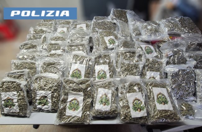 Blitz in una rimessa del Mercato Ortofrutticolo di Siracusa: arrestato catanese con 60 kg di droga