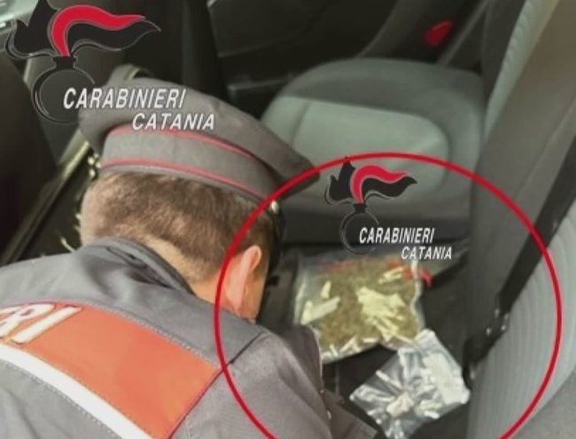 Catania, 21enne in manette per spaccio di marijuana: sequestrata droga e bilancino