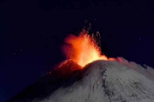 Etna, cresce il tremore vulcanico: nuova fase eruttiva in corso ai crateri sommitali