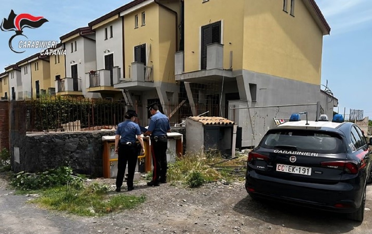 Scarica il materiale del cantiere nel fiume: denunciato 38enne nel Catanese