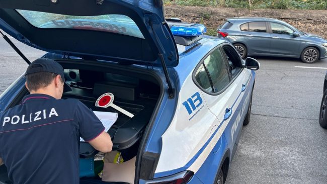 Acireale, prima attira gli agenti guidando in contromano e poi tenta il furto: arrestata una donna