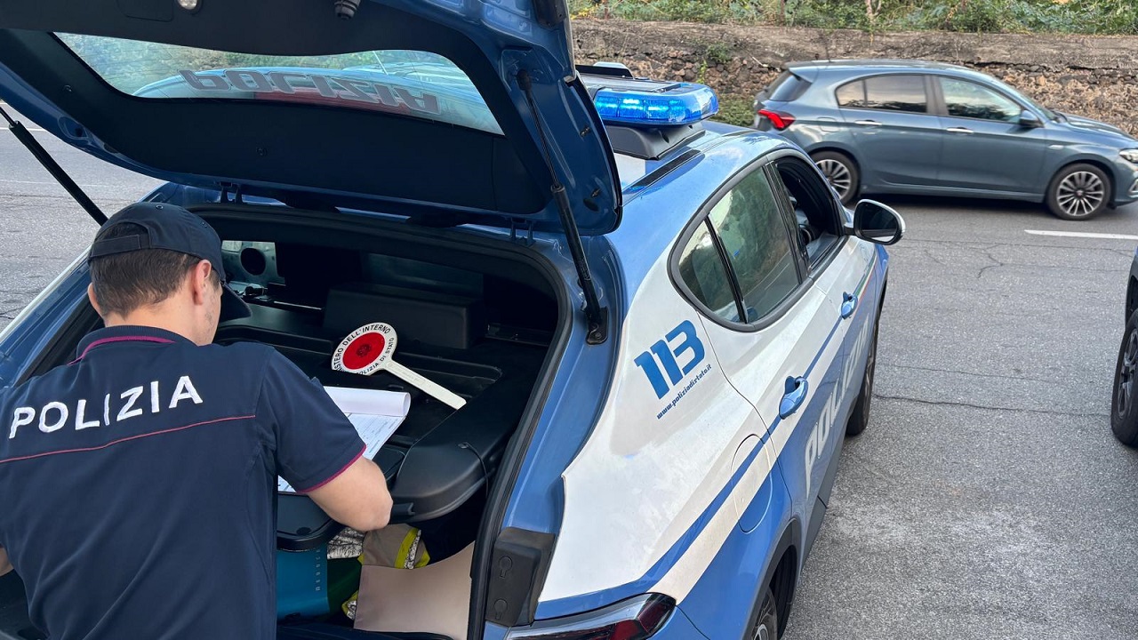 Acireale, prima attira gli agenti guidando in contromano e poi tenta il furto: arrestata una donna