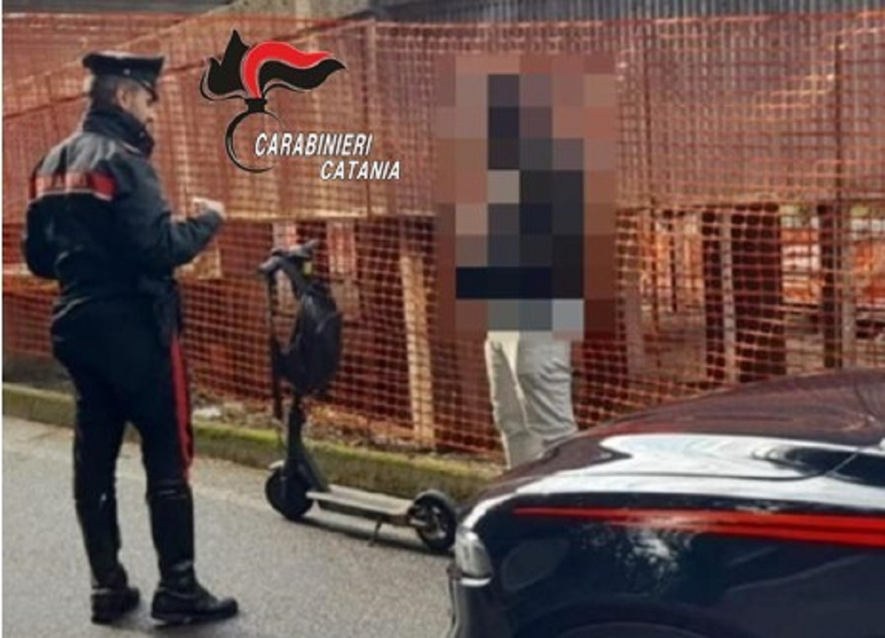 Catania, 34enne tenta il furto di un monopattino in via Autieri