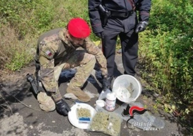 Giarre, terreno abbandonato trasformato in base per lo spaccio: due arresti dei carabinieri