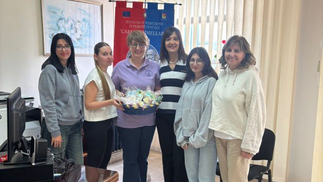 La scienza dietro la bellezza: gli studenti del “Gemmellaro” di Catania protagonisti di un affascinante viaggio nel mondo dei cosmetici