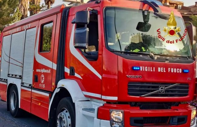 Fiammata durante la manutenzione dell’auto: ferito un uomo in via Plaia a Catania