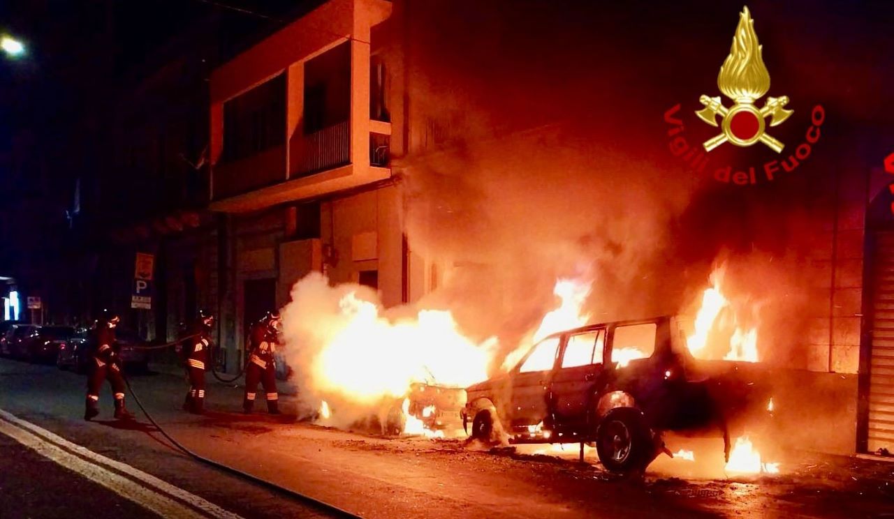 Catania, due auto in fiamme in pieno centro