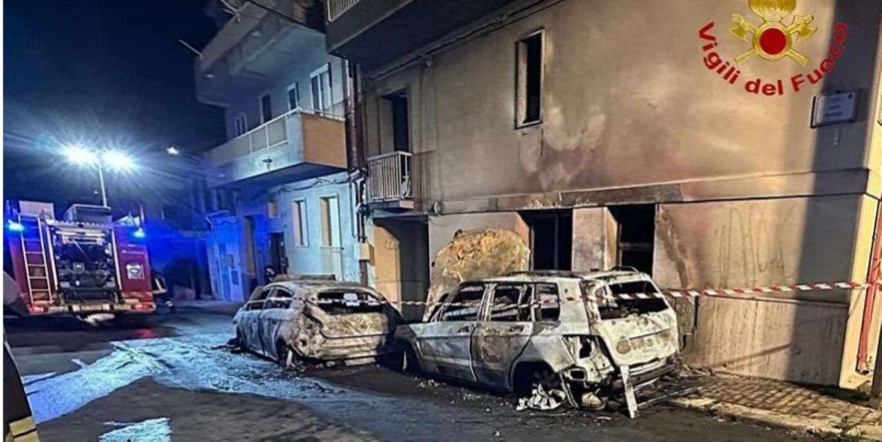Incendio a Comiso, due auto in fiamme e quattro persone intossicate