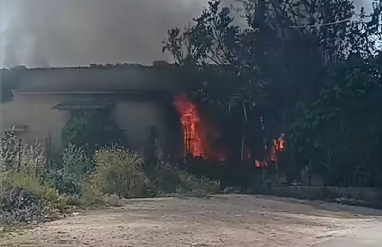 Rogo a Partinico, vecchio casolare prende fuoco