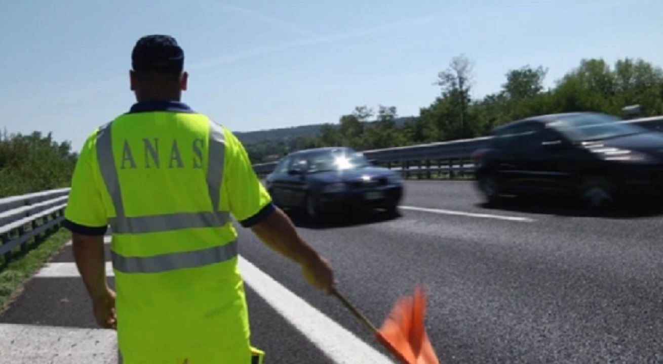 Si stacca un rimorchio con travi di cemento lungo la A19: traffico bloccato