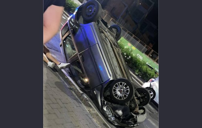 Incidente al viale Africa: carambola tra due auto, una si ribalta