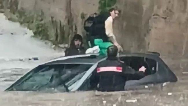 Maltempo in Sicilia: donna salvata da auto sommersa a Trabia, esonda fiume a Ginostra