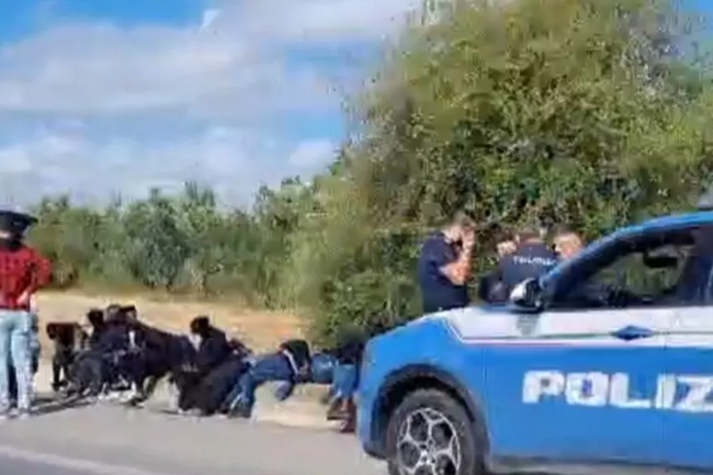 Migranti minorenni scappano da centro di accoglienza e vagano a piedi in autostrada