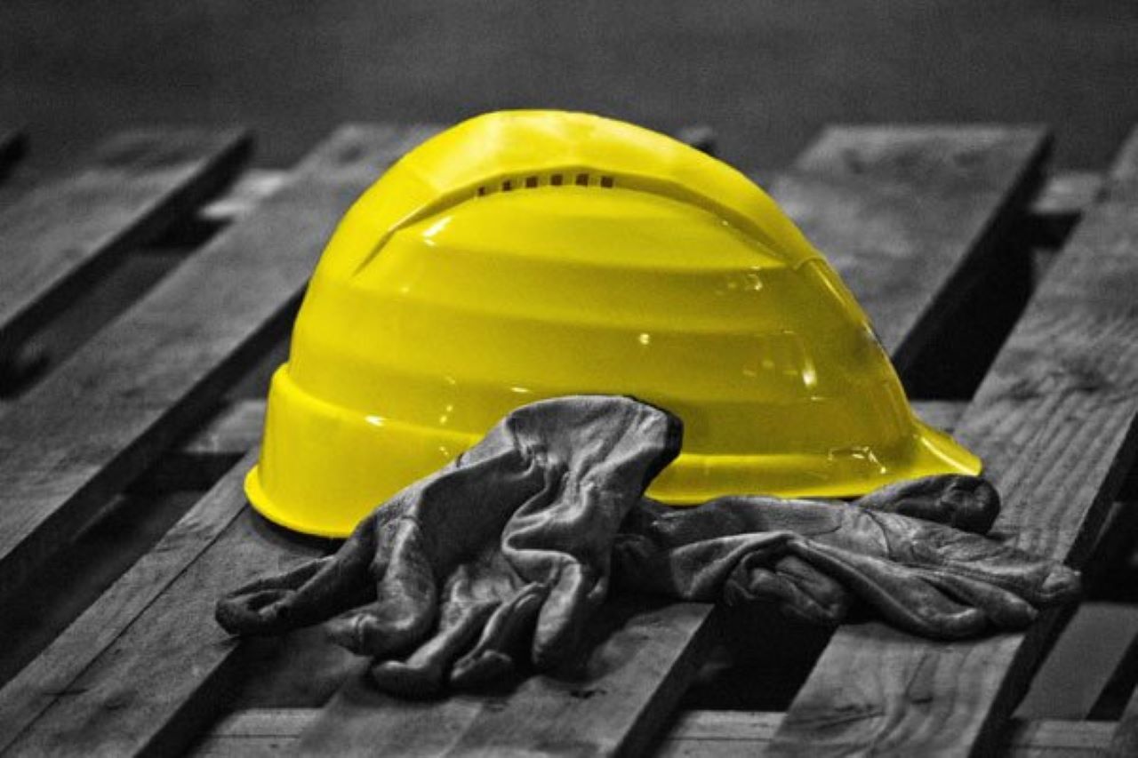 Tragedia sul lavoro: non ce l’ha fatta il giovane precipitato dal tetto a San Cataldo