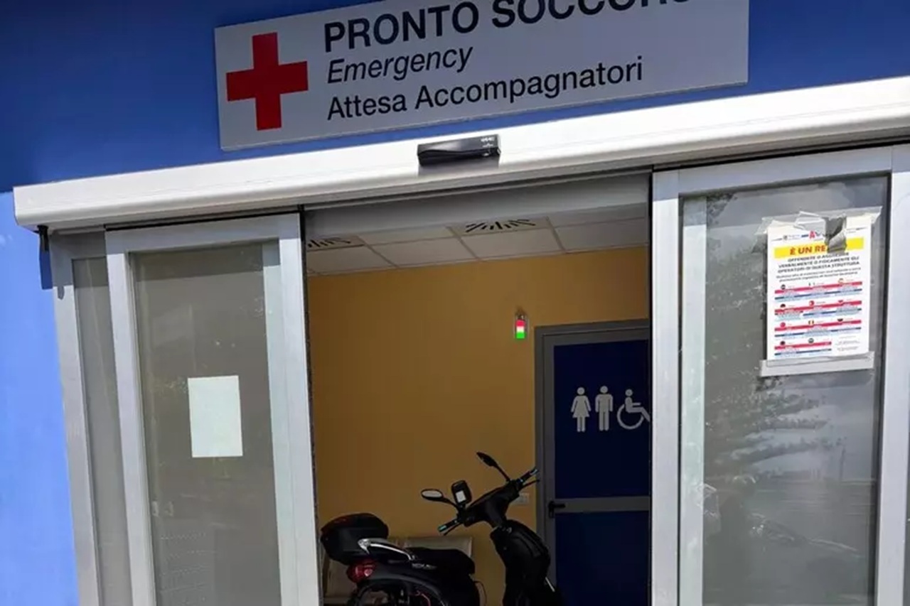 Motorino elettrico in carica nella sala d’attesa del Pronto Soccorso a Messina: l’ospedale interviene e denuncia