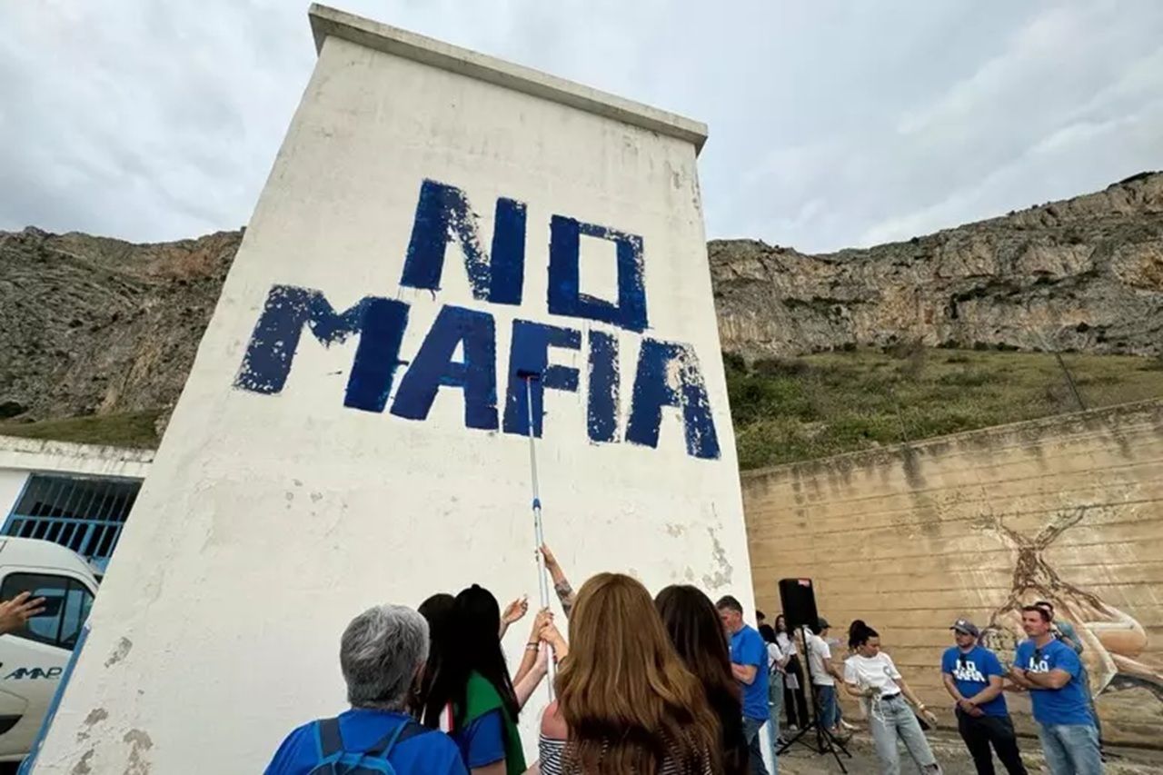 Capaci, 33 anni dopo la strage: ritinteggiata la scritta “No mafia” sulla casina