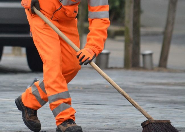 Bidello cade da un tetto e muore: stava montando dei pannelli