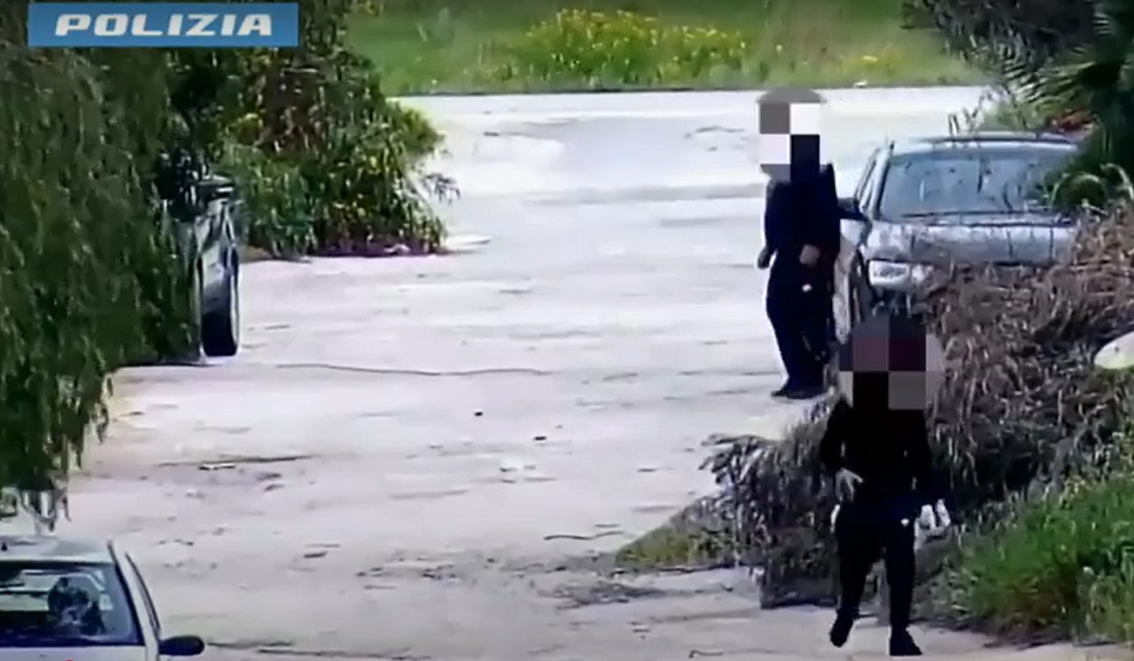 Padre e figlio minorenne in carcere per detenzione di droga e armi – IL VIDEO