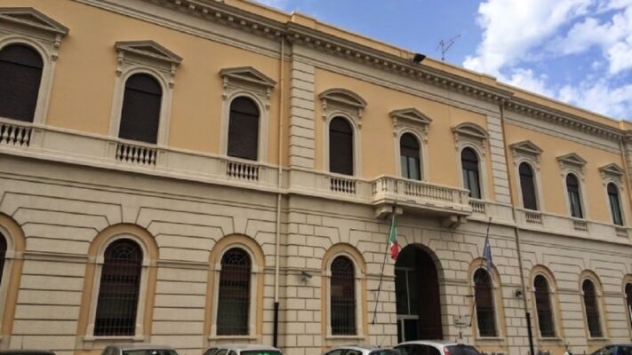 Rivolta nel carcere di Piazza Lanza a Catania: centinaia di detenuti fuori dalle celle, feriti alcuni agenti
