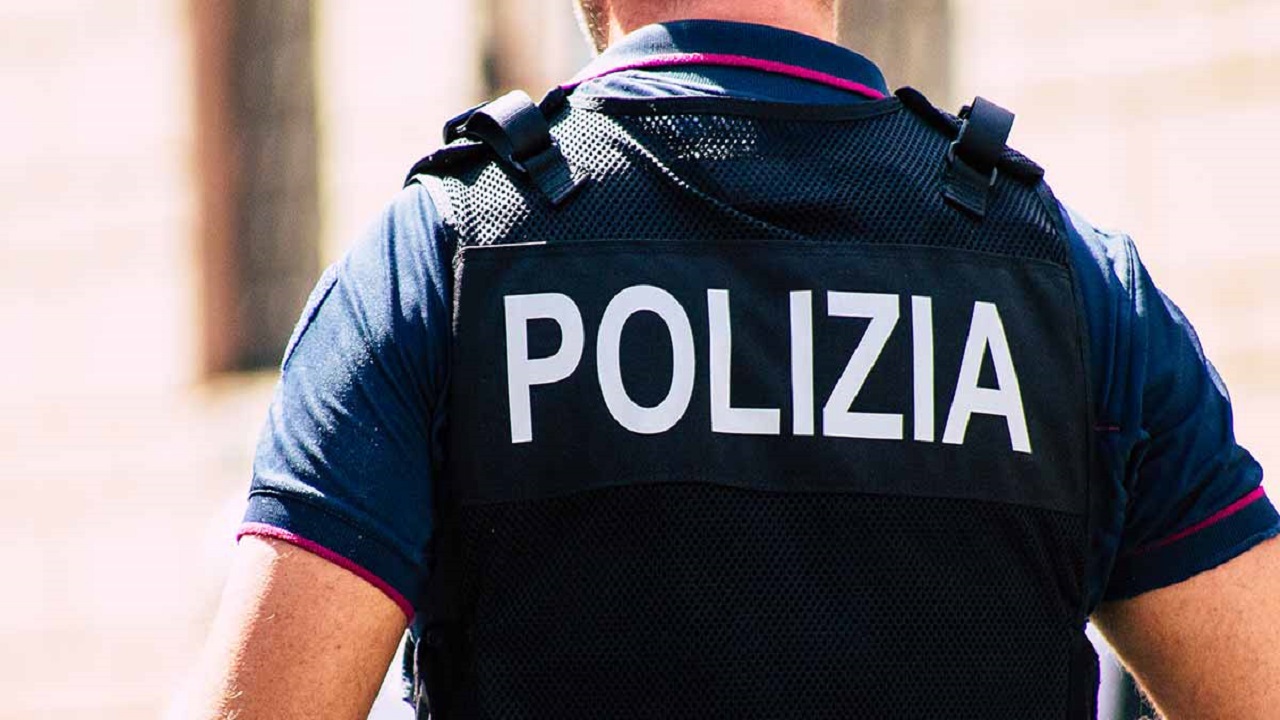 Indossa tre paia di pantaloni per nascondere la droga, un arresto a Palermo