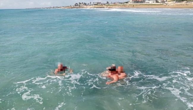 Bimbo rischia di annegare, operatore ecologico si tuffa e lo salva