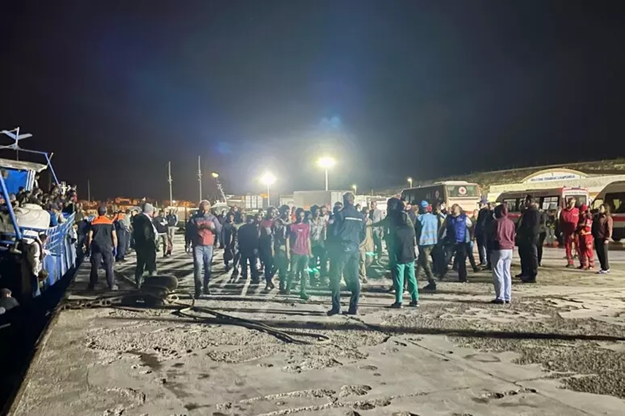 Lampedusa, in 10 ore arrivano 670 migranti: hotspot sotto pressione