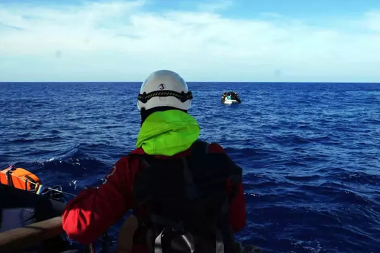 Lampedusa, scafista senza acqua e cibo si getta in mare: attualmente disperso