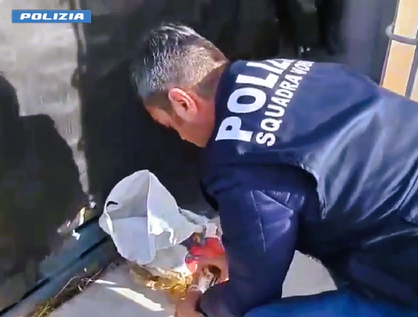 Gela, armi e droga nascoste in casa: arrestato pregiudicato di 20 anni – IL VIDEO