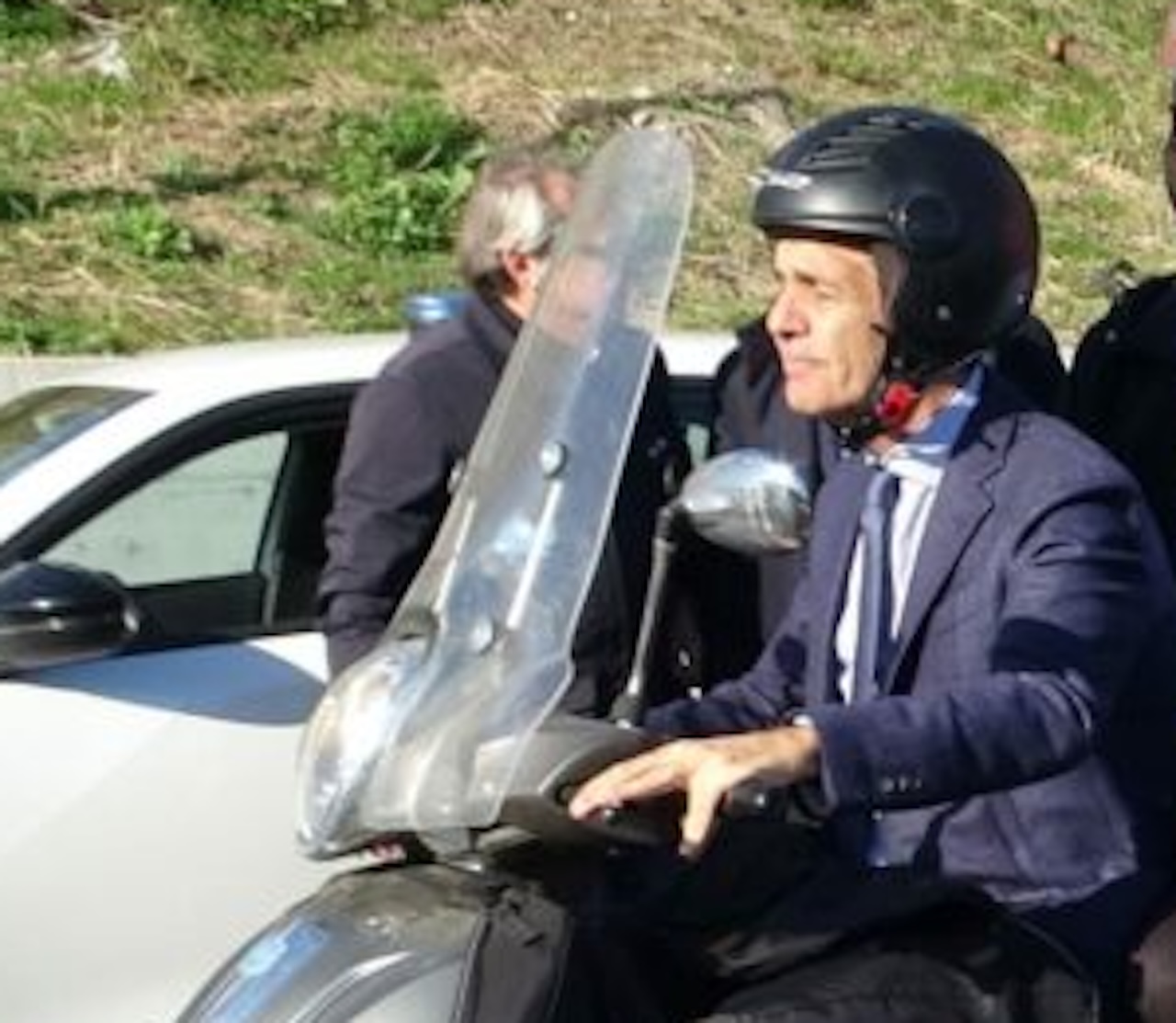 L’auto da 140mila euro per Lagalla. Codacons: “Prenda esempio da Trantino, vada in motorino”