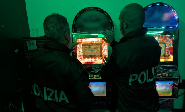 Scoperta sala giochi abusiva a Catania: sequestrate cinque slot
