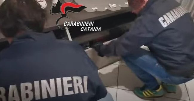 Blitz antidroga a Catania: pusher arrestato con droga, munizioni e oltre 23mila euro in casa