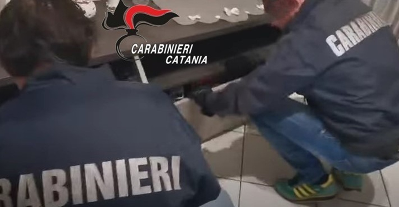 Blitz antidroga a Catania: pusher arrestato con droga, munizioni e oltre 23mila euro in casa