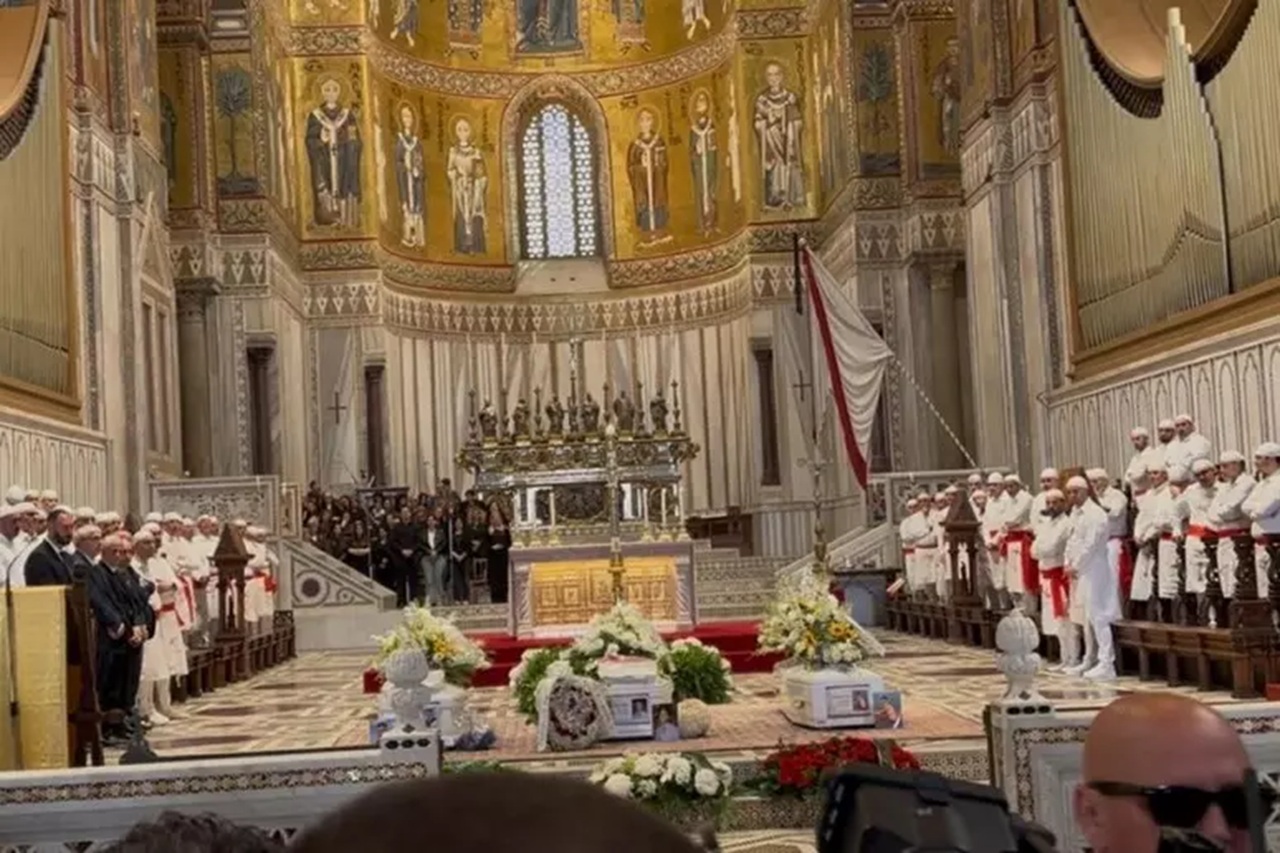 Monreale si stringe nel dolore: folla commossa per l’ultimo saluto a Salvatore, Massimo e Andrea