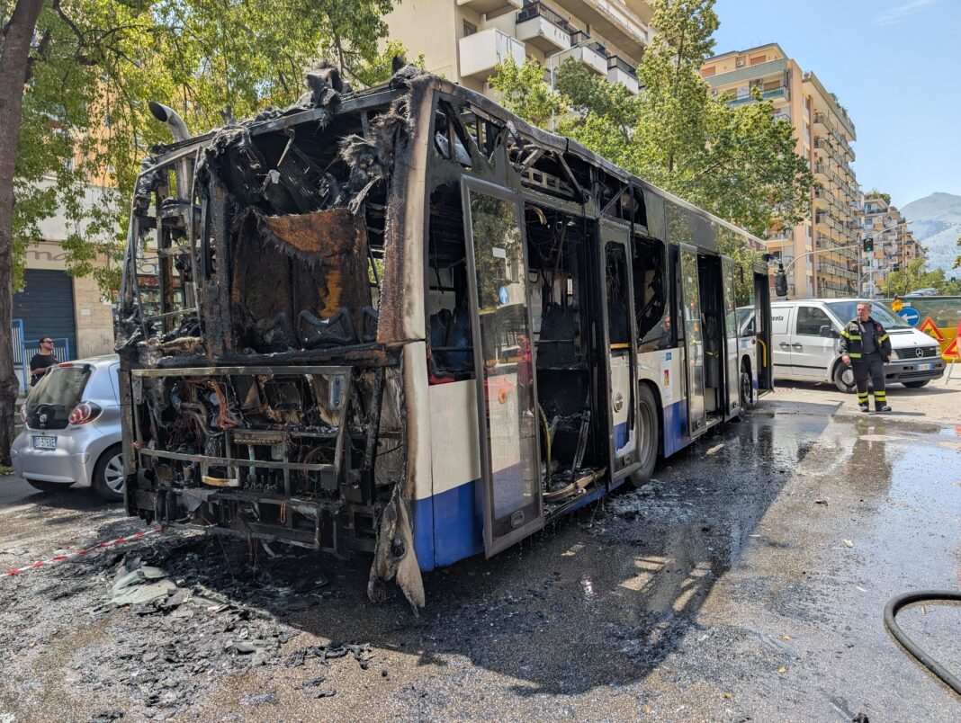 Paura a Palermo, autobus in fiamme in viale Lazio