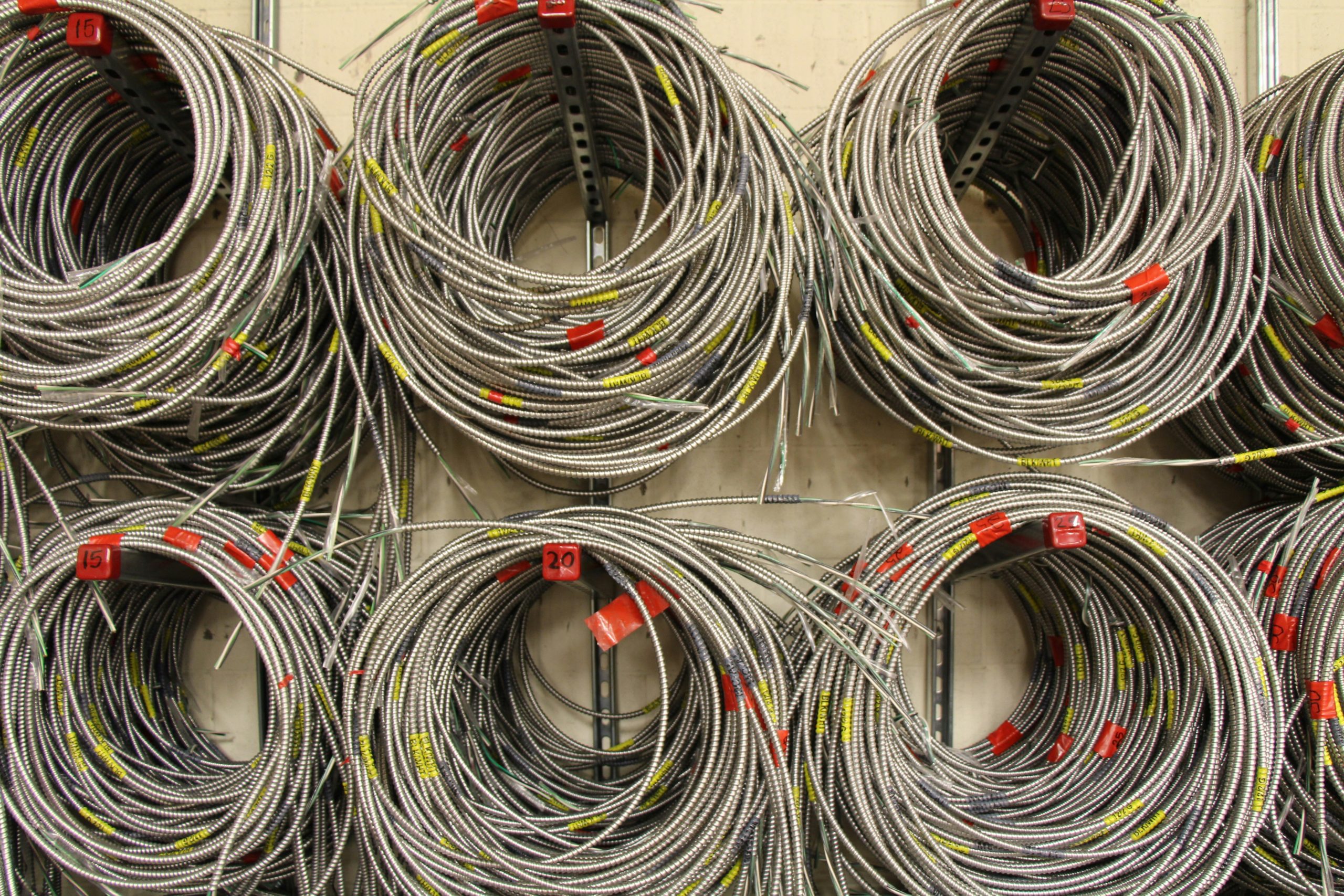 Lavorare con attrezzature elettriche: come evitare disordine, intralci e rischi inutili