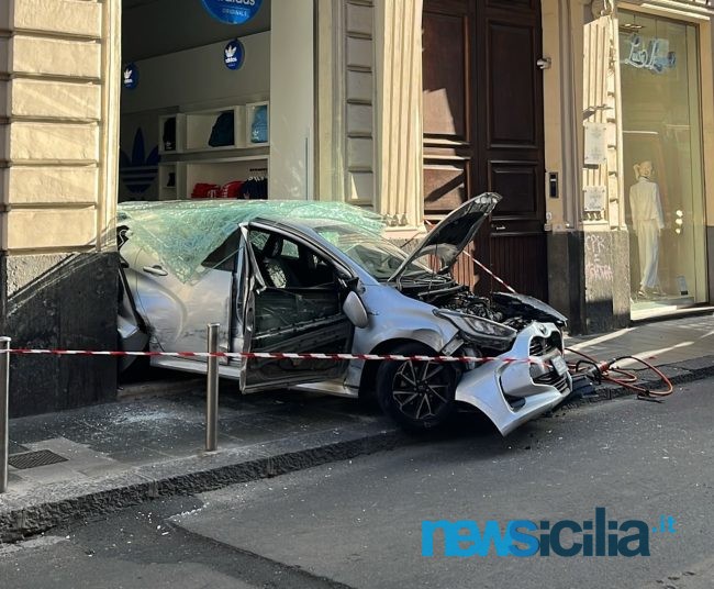 Catania, auto sfonda la vetrina di un negozio in via Umberto