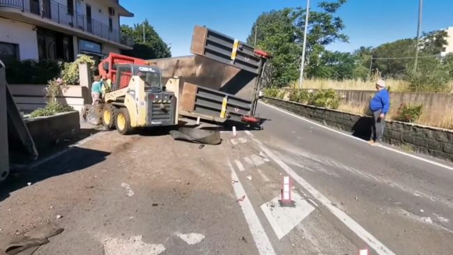 Biancavilla, camion con escavatore si ribalta e sfonda un muro: grave l’autista