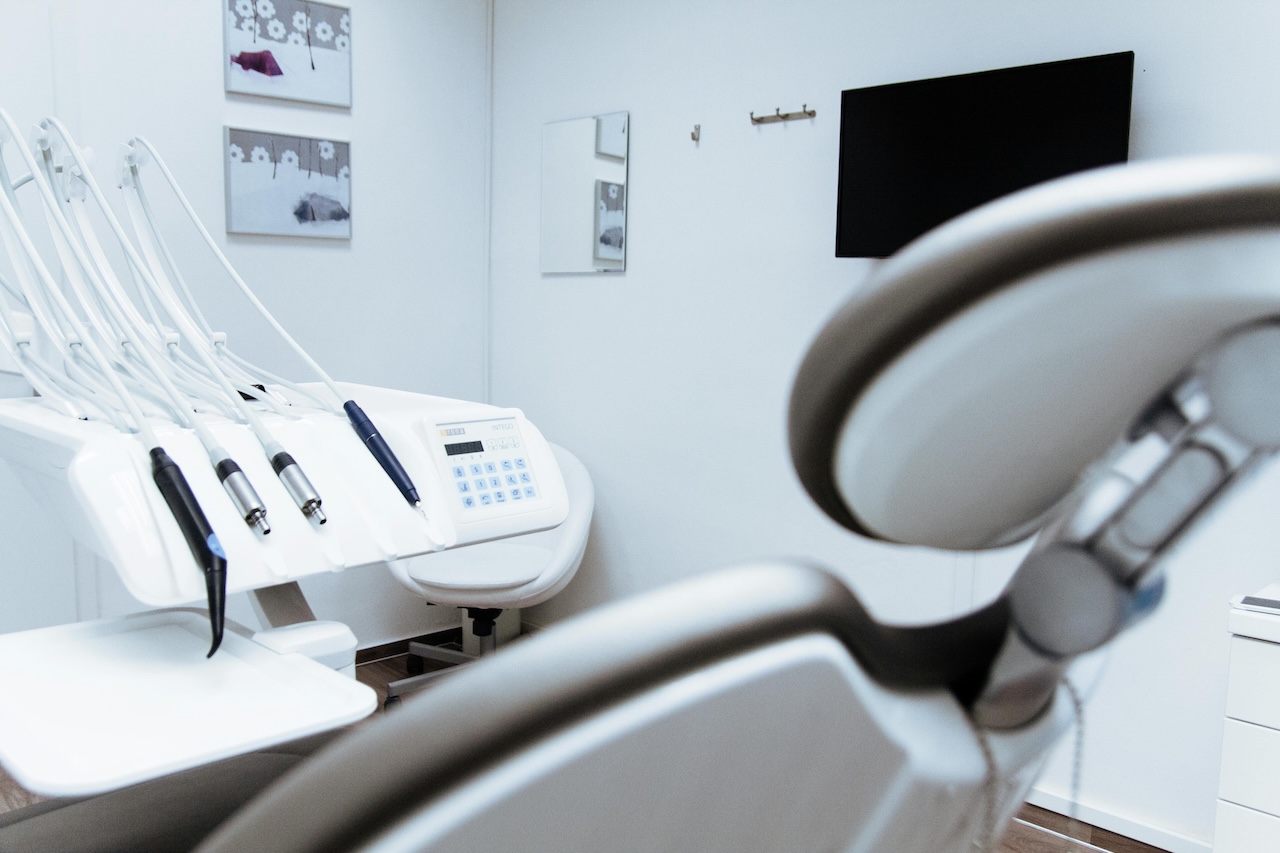 Centri Visodent, chiusura improvvisa e disastro sanitario. La denuncia di Codici Sicilia