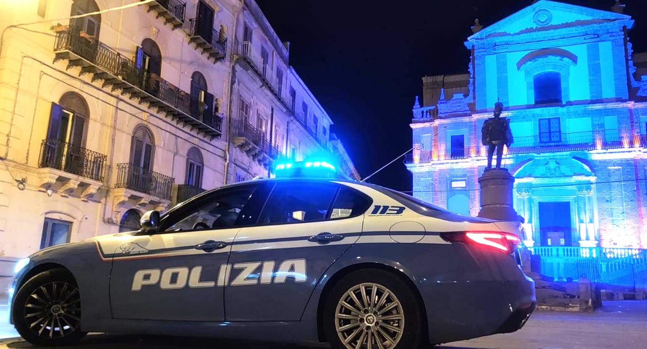Non si ferma all’alt, prova la fuga in auto ma si ribalta: ai domiciliari 20enne
