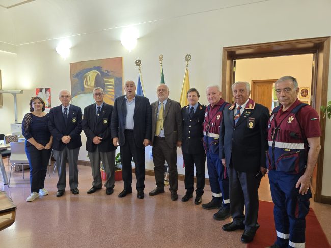 Palermo, al via “Nonni vigile” davanti le scuole: volontari in pensione accanto alla polizia per la sicurezza