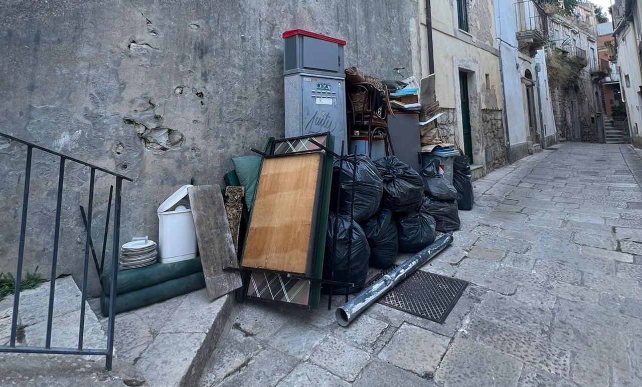 Polizia ambientale in azione contro lo smaltimento illecito dei rifiuti a Ragusa